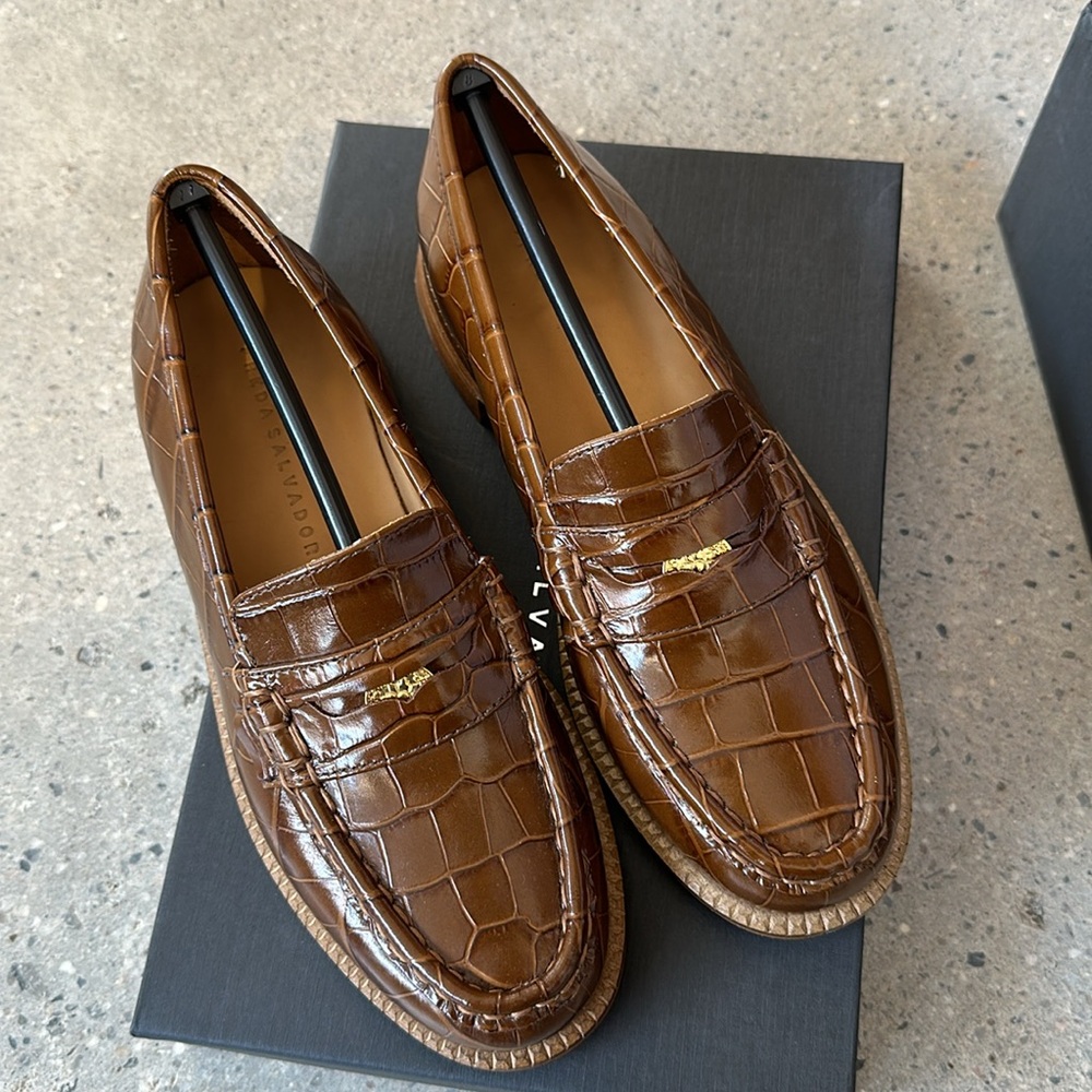 NEW IN BOX 〰️ FREDA SALVADOR elba penny loafer in hickory embossed croc